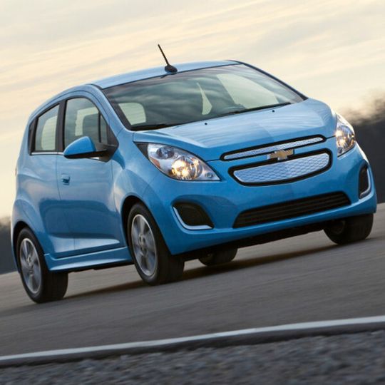 Der Chevrolet Spark EV: der elektrisch angetriebene Kleinwagen beschleunigt in weniger als 8 s von 0 auf 100 km/h und hat eine Reichweite von 160 km Der Chevrolet Spark EV: der elektrisch angetriebene Kleinwagen beschleunigt in weniger als 8 s von 0 auf 100 km/h und hat eine Reichweite von 160 km