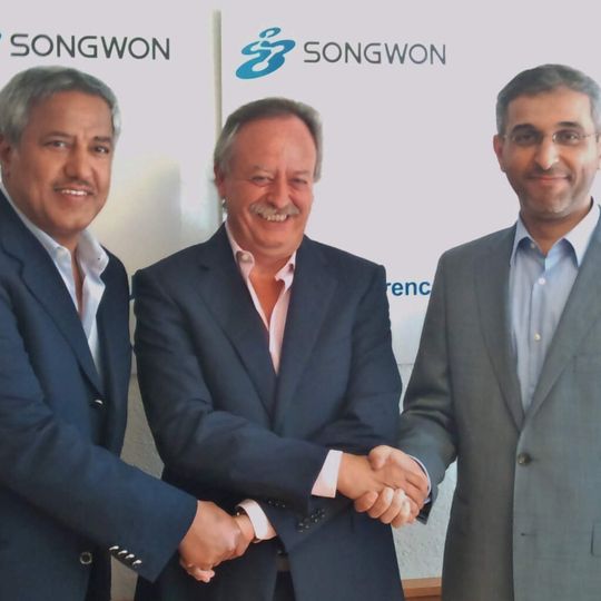 From left to right: Khalid Al Hamdan, Managing Director of Pan Gulf Holding Company W.L.L. – Maurizio Butti, Chief Operating Officer and Member of the Songwon Industrial Group Executive Committee - Mohamed Al Muhairi, Chairman of the Board of Polysys Industries LLC. From left to right: Khalid Al Hamdan, Managing Director of Pan Gulf Holding Company W.L.L. – Maurizio Butti, Chief Operating Officer and Member of the Songwon Industrial Group Executive Committee - Mohamed Al Muhairi, Chairman of the Board of Polysys Industries LLC.