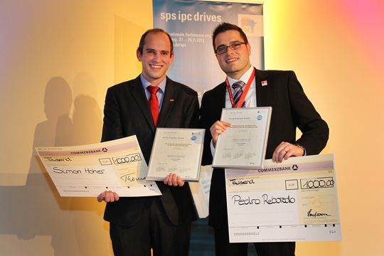 Gewinner des SPS IPC Drives 2012 Young Engineer Awards 2012: v.l. Simon Hoher, Universität Stuttgart und Pedro Reboredo, Bosch Rextroth.