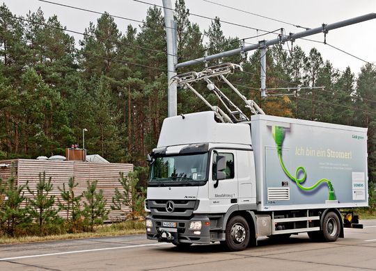 Siemens entwickelte einen aktiv beweglichen Stromabnehmer. Er ermöglicht automatisches An-und Abbügeln an das Oberleitungssystem bis zu einer Geschwindigkeit von 90 km/h und gleicht alle Bewegungen des Fahrzeugs innerhalb der Fahrspur automatisch aus. Die Stromabnehmer können je nach Betriebsmodus automatisch oder auch manuell per Knopfdruck gehoben oder gesenkt werden und ermöglichen volle Flexibilität des Lkw im Vergleich zu Oberleitungsbussen oder Hybrid-Lkw im Tagebau. Siemens entwickelte einen aktiv beweglichen Stromabnehmer. Er ermöglicht automatisches An-und Abbügeln an das Oberleitungssystem bis zu einer Geschwindigkeit von 90 km/h und gleicht alle Bewegungen des Fahrzeugs innerhalb der Fahrspur automatisch aus. Die Stromabnehmer können je nach Betriebsmodus automatisch oder auch manuell per Knopfdruck gehoben oder gesenkt werden und ermöglichen volle Flexibilität des Lkw im Vergleich zu Oberleitungsbussen oder Hybrid-Lkw im Tagebau.
