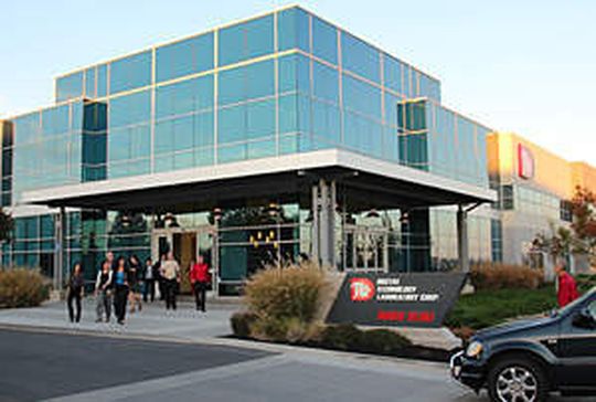 Die neue Fertigung wurde am bisherigen Mori-Seiki-DTL-Engineering-Standort in Davis errichtet. Die neue Fertigung wurde am bisherigen Mori-Seiki-DTL-Engineering-Standort in Davis errichtet.