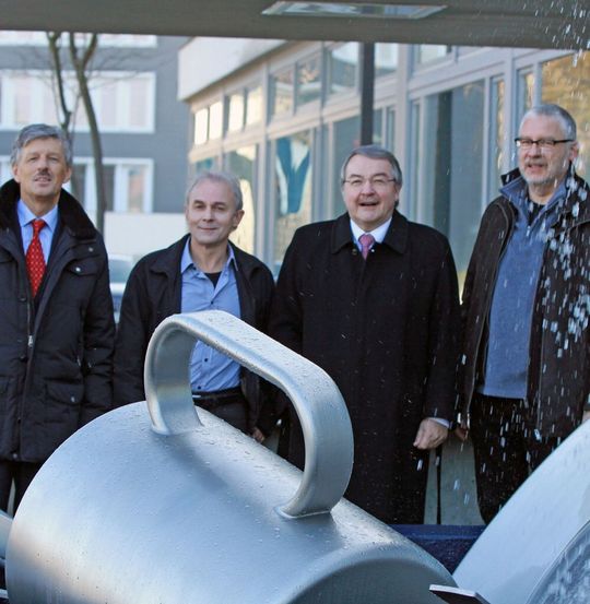 Von rechts: Bildhauer Bernd Goering, Stifter Herbert Boll, Hersteller Klaus Bühler sowie DHBW-Rektor Prof. Dr. Bernd Martin. Von rechts: Bildhauer Bernd Goering, Stifter Herbert Boll, Hersteller Klaus Bühler sowie DHBW-Rektor Prof. Dr. Bernd Martin.