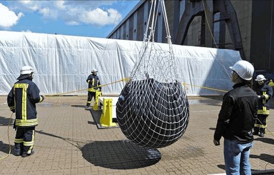 Die Wasserbombe: Dieser mit 1500 Liter Wasser gefüllte Sack wurde aus 38 Meter Höhe auf das Versuchsmodell fallengelassen