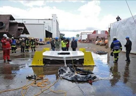 Ein zerstörtes Fenster und viele offene Fragen: Das Versuchsobjekt nach dem Aufprall der Wasserbombe