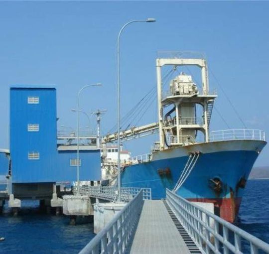 Zementanlandung in Banyuwangi, Indonesien. Das Löschen der Ladung erfolgt mit bordeigenen Mitteln. Zementanlandung in Banyuwangi, Indonesien. Das Löschen der Ladung erfolgt mit bordeigenen Mitteln.