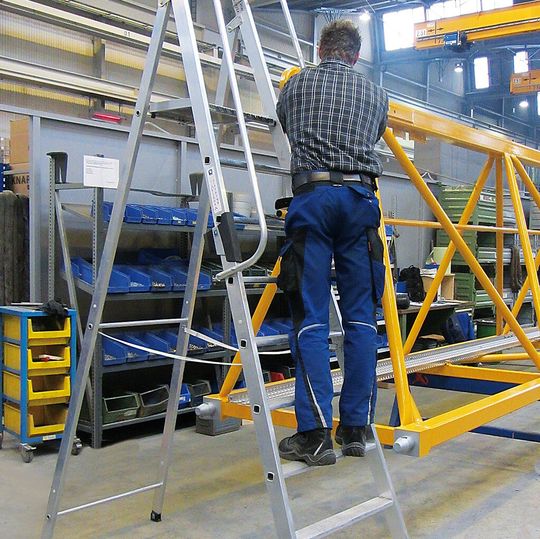Praktisch und besonders sicher: Die Aluminium-Stehleiter verfügt über zwei Handläufe. Praktisch und besonders sicher: Die Aluminium-Stehleiter verfügt über zwei Handläufe.