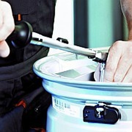 Montage eines Reifendrucksensors: Spätestens Ende 2014 gehört das zur Werkstattroutine. Montage eines Reifendrucksensors: Spätestens Ende 2014 gehört das zur Werkstattroutine.