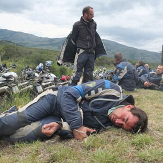 Müde Krieger: Nein, hier wird nicht der erste Teil der Hobbit-Trilogie verfilmt. Die Bike-Heroen der GS Trophy 2012 ruhen sich aus. Müde Krieger: Nein, hier wird nicht der erste Teil der Hobbit-Trilogie verfilmt. Die Bike-Heroen der GS Trophy 2012 ruhen sich aus.