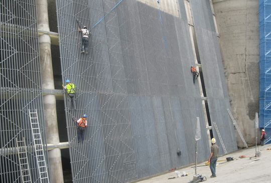 Feuerverzinkte Einlaufrechen und Rechenträger werden beim Kraftwerk Verbois in der Nähe von Genf montiert. Feuerverzinkte Einlaufrechen und Rechenträger werden beim Kraftwerk Verbois in der Nähe von Genf montiert.