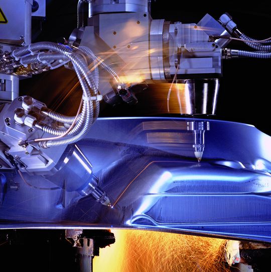 Bild 1: Warmumgeformte, sogenannte press- oder formgehärtete Teile senken das Gewicht einer Karosserie. Der Laser ist das ideale Werkzeug, um diese Teile berührungslos zu bearbeiten. Bild 1: Warmumgeformte, sogenannte press- oder formgehärtete Teile senken das Gewicht einer Karosserie. Der Laser ist das ideale Werkzeug, um diese Teile berührungslos zu bearbeiten.