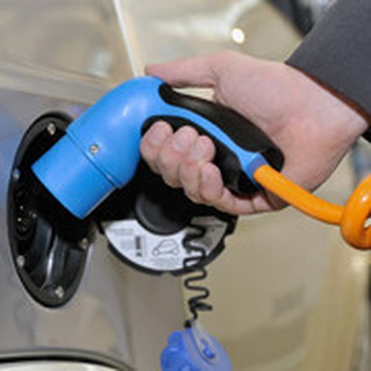 Elektoautos für alle: Nissan und Mitsubishi wollen einen Kleinwagen zu Preisen eines konventionellen Pkw produzieren. Elektoautos für alle: Nissan und Mitsubishi wollen einen Kleinwagen zu Preisen eines konventionellen Pkw produzieren.