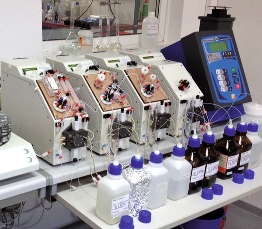 Abb.1: 1 Das Vier-Kanal-System ermöglicht die parallele Analyse von Nitrat, Ammonium, ortho-Phosphat und Kalium. Abb.1: 1 Das Vier-Kanal-System ermöglicht die parallele Analyse von Nitrat, Ammonium, ortho-Phosphat und Kalium.