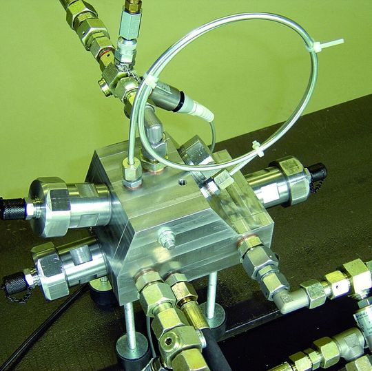 Bild 1: Ein hydraulischer Buck-Konverter erzeugt eine hohe Kraftdichte, ohne die Energieeffizienz zu verschlechtern. Ein Prüfstand untermauerte die rechnerischen Ergebnisse.