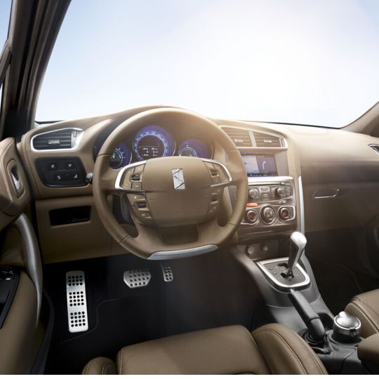 Der Wählhebel in der Mittelkonsole stellt die Verbindung zu einem Wandler-Automatikgetriebe her.