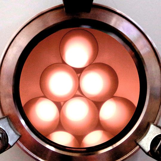 Bild 1: In der kubischen Plasmakammer mit 1 m Seitenlänge werden Bauteile innen und außen beschichtet. Die Beschichtung der Innenflächen ist unproblematisch.