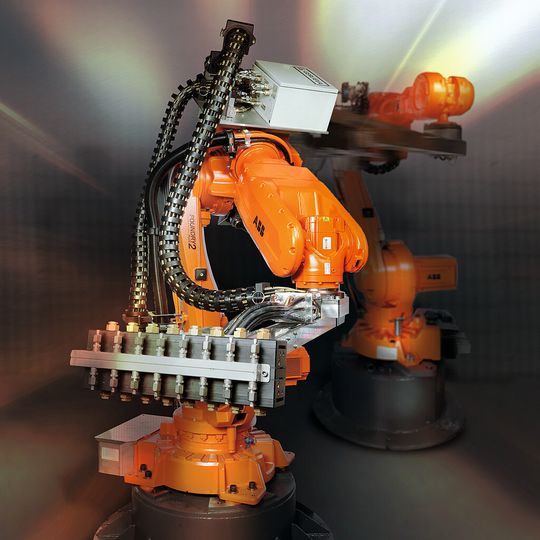 Bild 1: Der komplette Prozess der Massivumformung an einer 700-t-Spindelpresse, vom Einlegen des Rohlings bis zur Entnahme des Abgrates, wird von einem Roboterduo automatisiert.