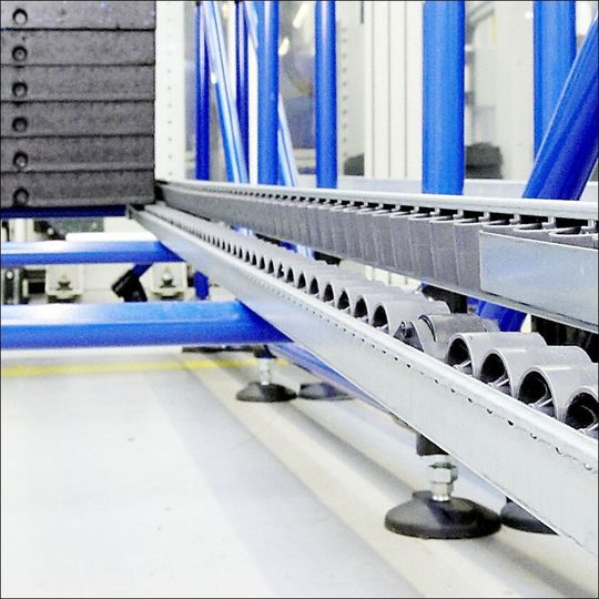 Über die Rollenleisten gelangen die Trays von der Beschickungs- zur Entnahmeseite. Über die Rollenleisten gelangen die Trays von der Beschickungs- zur Entnahmeseite.
