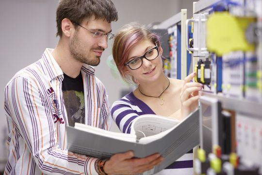 Elabo Trainingssysteme baut sein Lernprogramm für Maschinensicherheit auf Basis des konfigurierbaren Sicherheitsmoduls PSR-Trisafe von Phoenix Contact auf. Elabo Trainingssysteme baut sein Lernprogramm für Maschinensicherheit auf Basis des konfigurierbaren Sicherheitsmoduls PSR-Trisafe von Phoenix Contact auf.