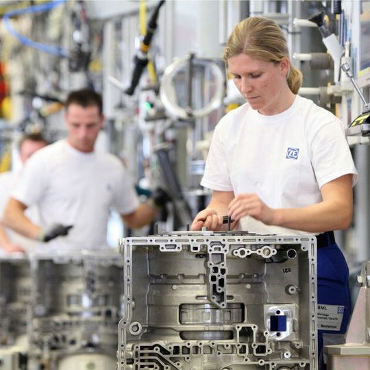 Gerade im Nutzfahrzeuggeschäft verzeichnet ZF Rückgänge an allen Märkten. Im Bild die Montage der Nutzfahrzeuggetriebe Ecolife/Ecomat in Friedrichshafen.
