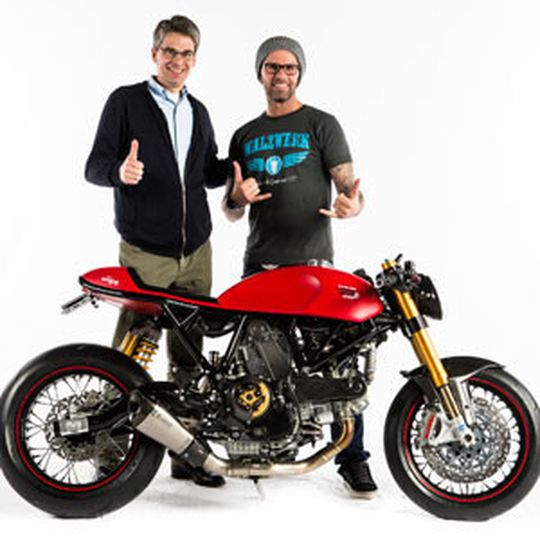 Joachim Grube-Nagel von Louis und Markus Walz mit dem Jubi-Bike. Joachim Grube-Nagel von Louis und Markus Walz mit dem Jubi-Bike.