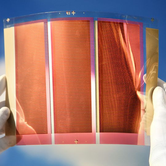 Biegsame Solarzellen aus lichaktiven Kunststoffen eignen sich zur Montage auf großflächigen Dach- und Fassadenelementen. Dieser Prozess lässt sich bei vorbeschichteten Stahlbändern in das Coil-Coating integrieren. Biegsame Solarzellen aus lichaktiven Kunststoffen eignen sich zur Montage auf großflächigen Dach- und Fassadenelementen. Dieser Prozess lässt sich bei vorbeschichteten Stahlbändern in das Coil-Coating integrieren.