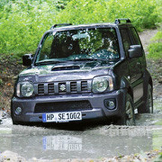 Mini-Offroader ohne Kompromisse: Der überarbeitete Suzuki Jimny ist zu Preisen ab 15.190 Euro zu haben. Mini-Offroader ohne Kompromisse: Der überarbeitete Suzuki Jimny ist zu Preisen ab 15.190 Euro zu haben.