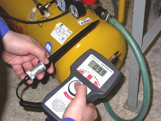 Einfach in der Anwendung, stark in der Wirkung: Mithilfe von moderner Ultraschallprüftechnik lassen sich Druckluftleckagen rechtzeitig orten und so der Reparaturbedarf ermitteln.