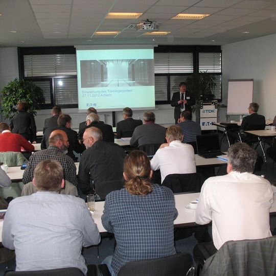 Armin Haug, Application Engineer bei Eaton Power Solutions, sprach bei der Einweihung des USV-Trainingscenters zum Thema Energieeffizienz. Armin Haug, Application Engineer bei Eaton Power Solutions, sprach bei der Einweihung des USV-Trainingscenters zum Thema Energieeffizienz.