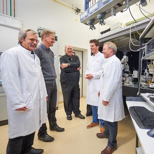 Erforschten die Wirkung von Bisphenol A auf Lebewesen: Prof. Dr. Rainer Meyer, Prof. Dr. Hanns Häberlein, Prof. Dr. Dieter Swandulla, Andre Deutschmann und Dr. Michael Hans (von links). Erforschten die Wirkung von Bisphenol A auf Lebewesen: Prof. Dr. Rainer Meyer, Prof. Dr. Hanns Häberlein, Prof. Dr. Dieter Swandulla, Andre Deutschmann und Dr. Michael Hans (von links).
