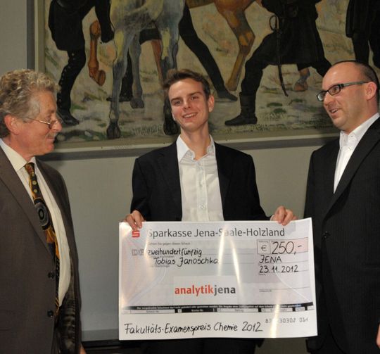 Fakultätspreise im Gesamthöhe von 1000 Euro überreicht. Von links: Dekan Prof. Dr. Reinhard Gaupp, Tobias Janoschka – Preis für das beste Examen im Fach Chemie, Dr. Alf Liebmann (Analytik Jena). Fakultätspreise im Gesamthöhe von 1000 Euro überreicht. Von links: Dekan Prof. Dr. Reinhard Gaupp, Tobias Janoschka – Preis für das beste Examen im Fach Chemie, Dr. Alf Liebmann (Analytik Jena).