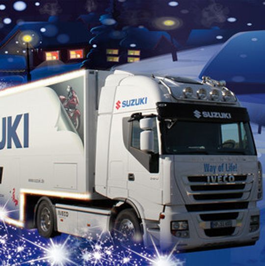 Der Suzuki-Weihnachtstruck bei den Händlern auf Tour. Der Suzuki-Weihnachtstruck bei den Händlern auf Tour.