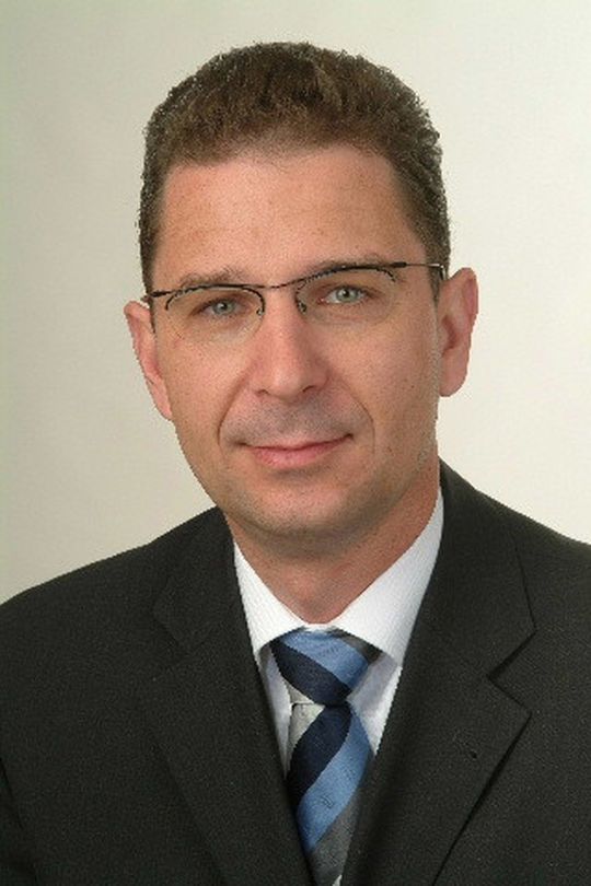 Marcus Eisenhuth, Geschäftsführer von Cooper Crouse-Hinds: „Die Referenten und Teilnehmer dieser Veranstaltung kommen aus ganz Europa, schwerpunktmäßig aus Deutschland, aber auch aus den Nieder¬landen, Belgien, der Schweiz und Slowenien. Die vorgetragenen Referate bieten umfassende und aktuelle Informationen auf hohem Niveau zu den unterschiedlichen Facetten eines zeitgemäßen Explosionsschutzes.“ Marcus Eisenhuth, Geschäftsführer von Cooper Crouse-Hinds: „Die Referenten und Teilnehmer dieser Veranstaltung kommen aus ganz Europa, schwerpunktmäßig aus Deutschland, aber auch aus den Nieder¬landen, Belgien, der Schweiz und Slowenien. Die vorgetragenen Referate bieten umfassende und aktuelle Informationen auf hohem Niveau zu den unterschiedlichen Facetten eines zeitgemäßen Explosionsschutzes.“