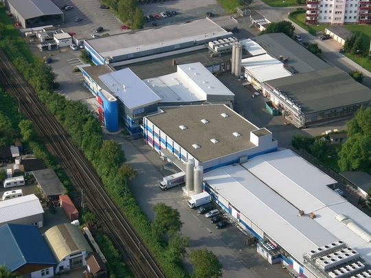 Die zentrale Infrastrukturachse bei Sanner erstreckt sich künftig quer durch das 30.000 m² große Firmengelände. Die zentrale Infrastrukturachse bei Sanner erstreckt sich künftig quer durch das 30.000 m² große Firmengelände.