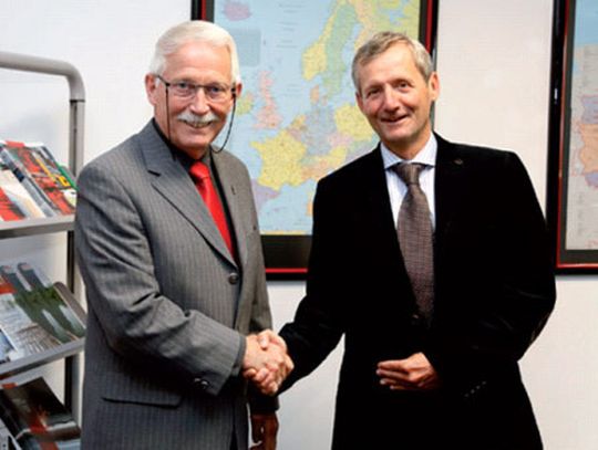 Der Handschlag besiegelt die Partnerschaft: Eckhard Bluhm, Geschäftsführer Bluhm Systeme und Thomas Saner, Geschäftsführer Sander Beschriftungstechnik (v.l. nach rechts) Der Handschlag besiegelt die Partnerschaft: Eckhard Bluhm, Geschäftsführer Bluhm Systeme und Thomas Saner, Geschäftsführer Sander Beschriftungstechnik (v.l. nach rechts)
