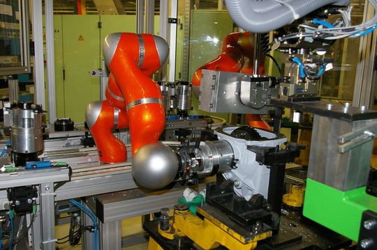 Seit 2009 ist der Leichtbauroboter in der Montage von Hinterachsgetrieben im Mercedes-Benz-Werk Untertürkheim im Einsatz. Seit 2009 ist der Leichtbauroboter in der Montage von Hinterachsgetrieben im Mercedes-Benz-Werk Untertürkheim im Einsatz.