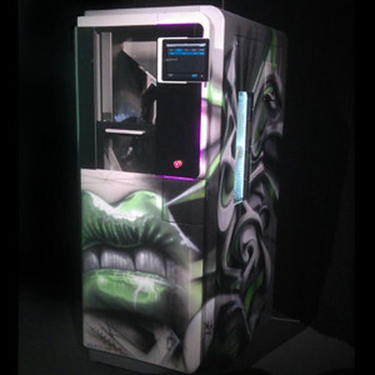 Das war der Hingucker: eine Datron D5-Fräse, erstmals mit themengerechter Dental-Airbrush-Dekoration.