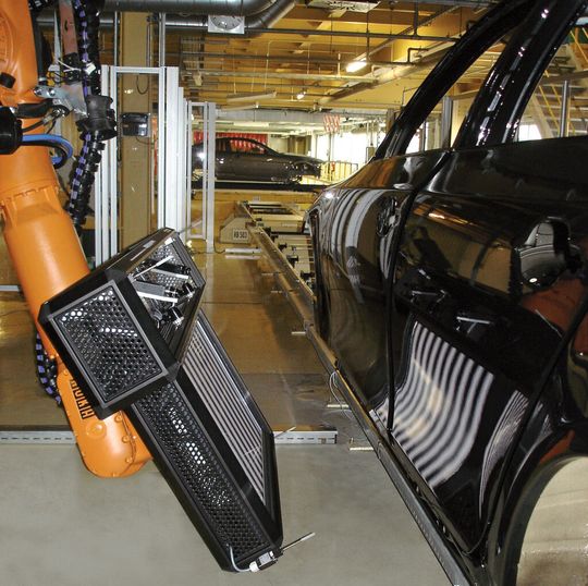 Bild 1: Beispiel einer mit Automappps geplanten und programmierten 100-%-Inspektion von reflektierenden Oberflächen (Lack). Bild 1: Beispiel einer mit Automappps geplanten und programmierten 100-%-Inspektion von reflektierenden Oberflächen (Lack).