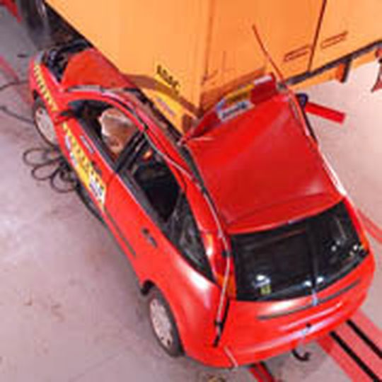 ADAC fordert Verbesserungen: Der seit 2006 vorgeschriebene Lkw-Unterfahrschutz hilft, aber offenbar nicht genug.