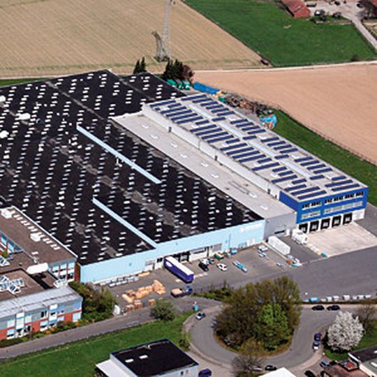 Das Bild von Photovoltaikanlagen auf Industriedächern – wie hier beim Kompressorenhersteller Boge – wird immer selbstverständlicher. Das Bild von Photovoltaikanlagen auf Industriedächern – wie hier beim Kompressorenhersteller Boge – wird immer selbstverständlicher.