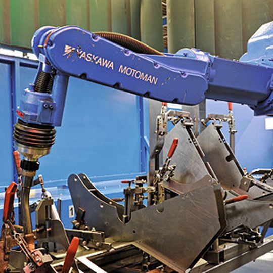 Der hängend an einer Verfahrachse angeordnete Schweißroboter kann jede Position in der optimalen Schweißlage anfahren. Der hängend an einer Verfahrachse angeordnete Schweißroboter kann jede Position in der optimalen Schweißlage anfahren.