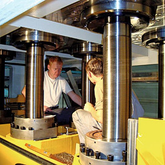 Einrichtarbeiten an der Servospindelpresse: Der Anwender Westfalia Presstechnik konnte dabei eine wesentlich kürzere Einrichtzeit verbuchen als bei herkömmlichen Pressen. Einrichtarbeiten an der Servospindelpresse: Der Anwender Westfalia Presstechnik konnte dabei eine wesentlich kürzere Einrichtzeit verbuchen als bei herkömmlichen Pressen.