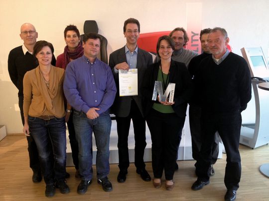 Das Bayflex-Team von Bayer MaterialScience freut sich über den Materialica Award 2012 (von links): Dieter Gaumitz, Heike Niederelz, Silvia Gülker-Löhr, Andreas Stabla, Dr. Norbert Eisen, Dr. Birgit Meyer zu Berstenhorst, Gregor Murlowski, Daniel Seidlitz, Dieter Schendzielorz. Das Bayflex-Team von Bayer MaterialScience freut sich über den Materialica Award 2012 (von links): Dieter Gaumitz, Heike Niederelz, Silvia Gülker-Löhr, Andreas Stabla, Dr. Norbert Eisen, Dr. Birgit Meyer zu Berstenhorst, Gregor Murlowski, Daniel Seidlitz, Dieter Schendzielorz.