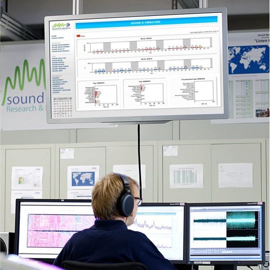 Die Akustikingenieure von Johnson Controls können von Solingen aus in Produktionswerke weltweit „hineinhören“. Sie stellen so die Sound-Qualität jeder einzelnen Sitzstruktur, die von den Bändern der angeschlossenen Werke läuft, sicher. Die Akustikingenieure von Johnson Controls können von Solingen aus in Produktionswerke weltweit „hineinhören“. Sie stellen so die Sound-Qualität jeder einzelnen Sitzstruktur, die von den Bändern der angeschlossenen Werke läuft, sicher.