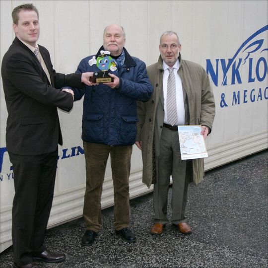 Die NYK-Mirarbeiter Dennis Dannfeld (links) und Jürgen Koppelmann (rechts) bei der Umweltpreisverleihung an CMR-Gechäftsführer Kai Tiedemann. Die NYK-Mirarbeiter Dennis Dannfeld (links) und Jürgen Koppelmann (rechts) bei der Umweltpreisverleihung an CMR-Gechäftsführer Kai Tiedemann.
