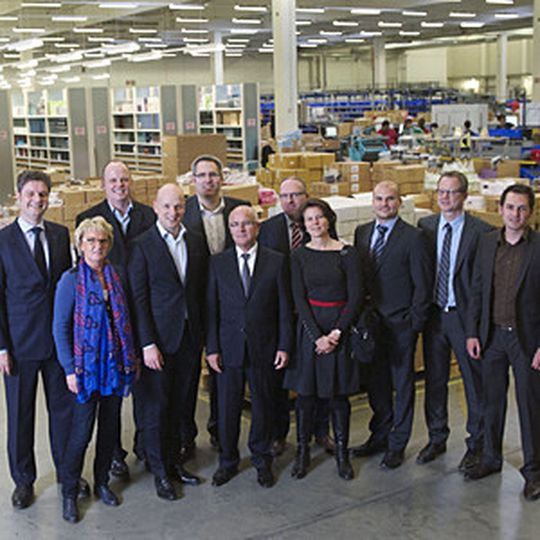 Arvato-E-Commerce-CEO Friedhelm Schmitter (3.v.l.) und Jan-Dieter Schaap, Director-E-Business von Douglas (7.v.l.) bei der Eröffnung des Douglas-Logistikzentrums. Arvato-E-Commerce-CEO Friedhelm Schmitter (3.v.l.) und Jan-Dieter Schaap, Director-E-Business von Douglas (7.v.l.) bei der Eröffnung des Douglas-Logistikzentrums.