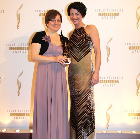 Moderatorin Griseldis Wenner (rechts) überreicht Ramona Blankenstein bei der festlichen Abendgala im Hotel Ritz-Carlton in Berlin einen Human Resource Excellence Award. Moderatorin Griseldis Wenner (rechts) überreicht Ramona Blankenstein bei der festlichen Abendgala im Hotel Ritz-Carlton in Berlin einen Human Resource Excellence Award.