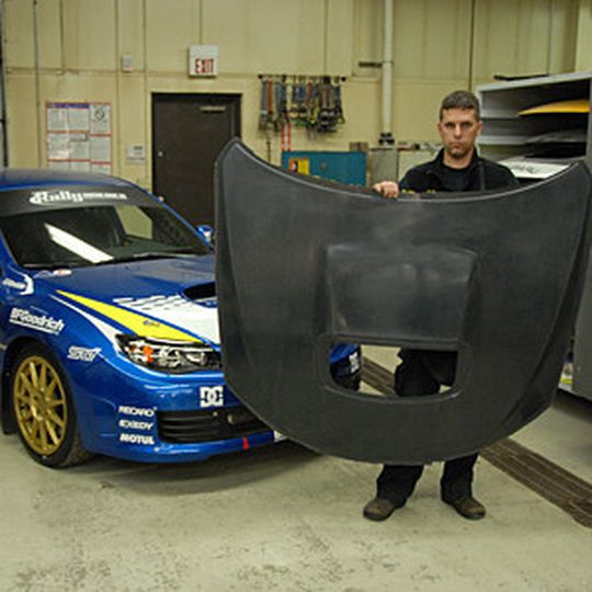 Bei der Herstellung der CFK-Motorhaube im Vakuuminfusionsverfahren kam eine wiederverwendbare Vakuumhaube zur Anwendung.