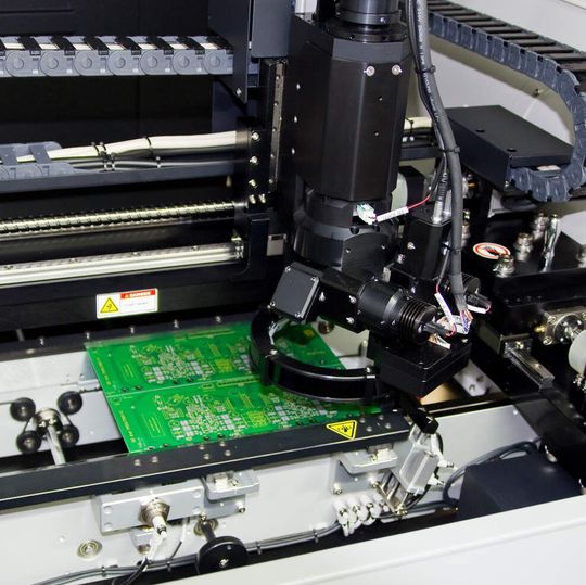 Die 3-D-Pastenkontrolle lohnt sich auch für kleine Lose: Während beim bisherigen 2D-Verfahren für die Einstellung des Prüfprogramms je nach Größe des Boards bis zu 30 Minuten erforderlich waren, reichen jetzt nur noch fünf Minuten. Die 3-D-Pastenkontrolle lohnt sich auch für kleine Lose: Während beim bisherigen 2D-Verfahren für die Einstellung des Prüfprogramms je nach Größe des Boards bis zu 30 Minuten erforderlich waren, reichen jetzt nur noch fünf Minuten.