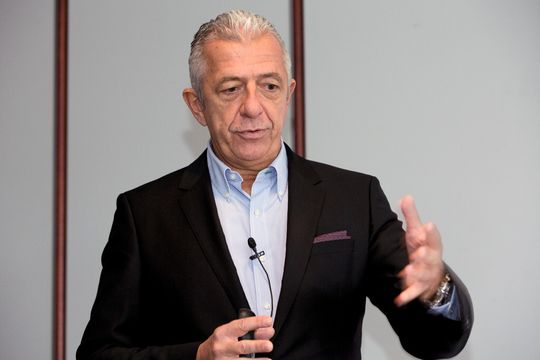 Herr Rinderknecht, CEO der Firma Rinspeed AG, erläutert seine Visionen. Herr Rinderknecht, CEO der Firma Rinspeed AG, erläutert seine Visionen.
