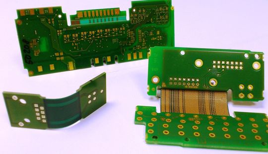 Die Fertigungsmethode für die Semiflex-Schaltungsträger ist prinzipiell sehr einfach und besteht darin, die Dicke der herkömmlichen Schaltung im Biegebereich selektiv soweit zu verringern, bis sich das Material problemlos biegen lässt.